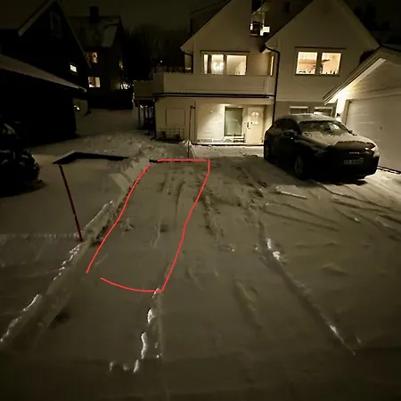 Spacious One Bedroom With Living Near Centre *